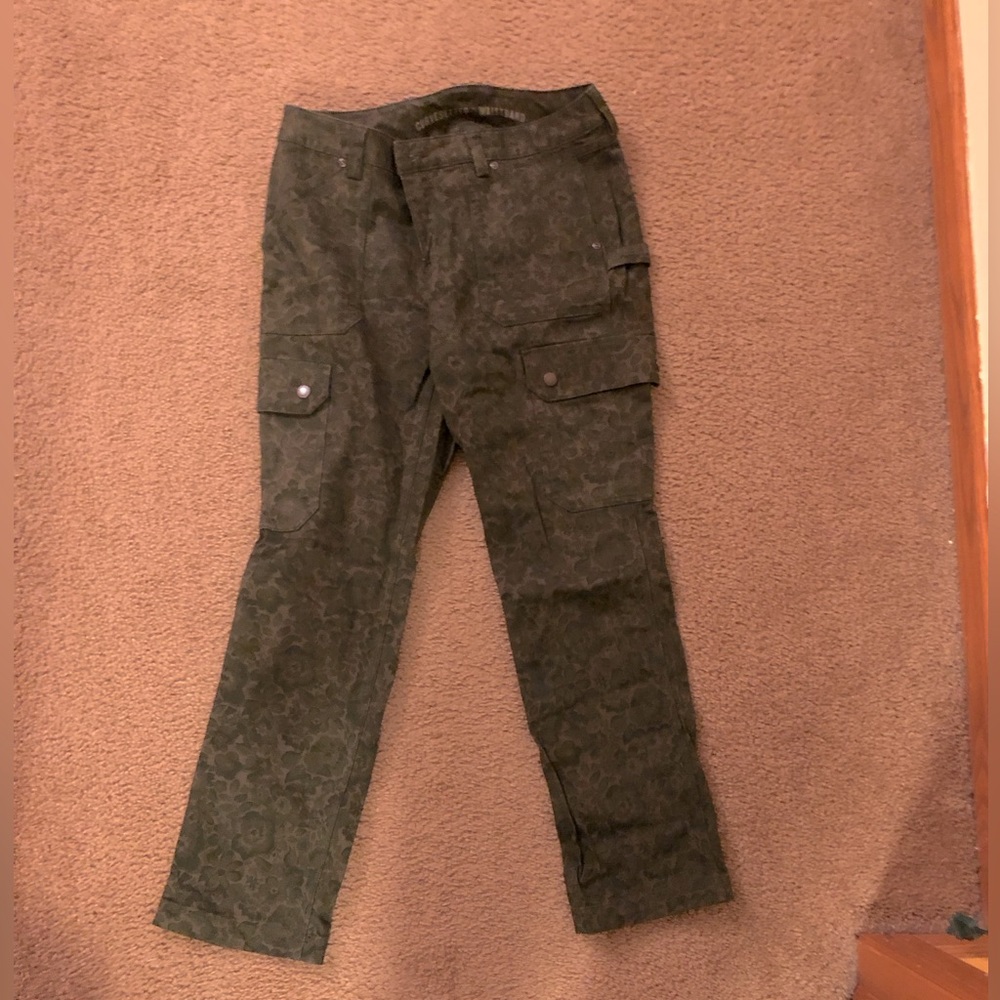 Duluth Trading Co. Flex FireHose Cargo pants. Floral camo print. 6x29